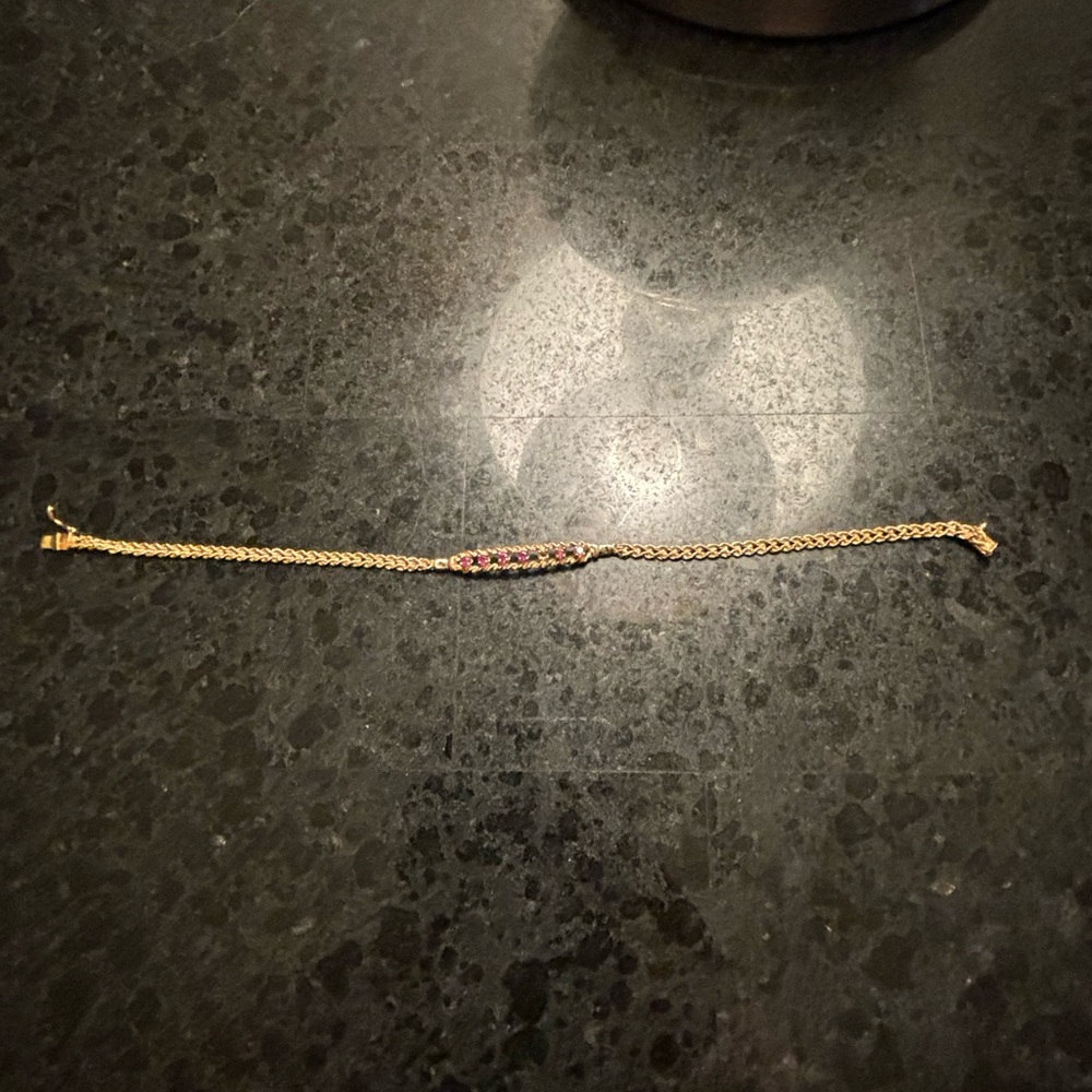 14k gold lightweight heart chain garnet bracelet, 7.5 in. 1 missing stone.